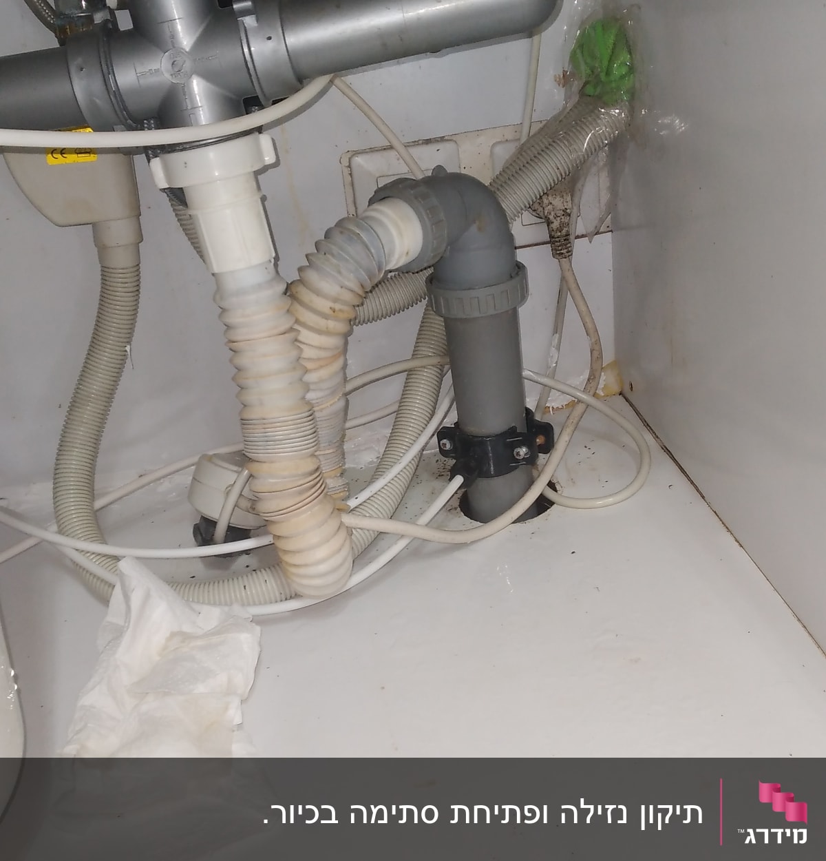 צינורות פלסטיק מתחת לכיור עם חיבורים ואטמים